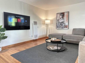 Diamond in Brentwood-Lovely 2 Bedroom Private Unit